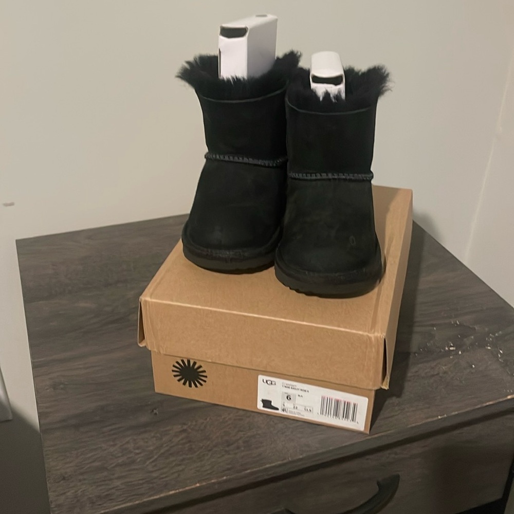 T Mini Bailey Bow II size 6 girls UGG boots